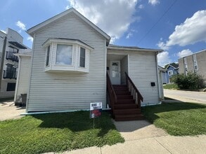 Building Photo - 322 E 10th St