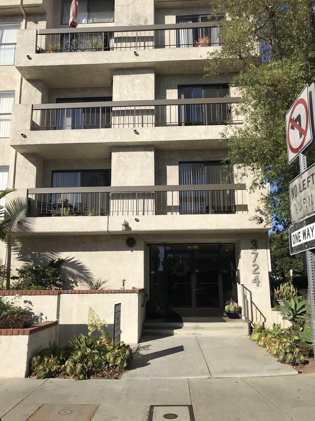 Front of Building - 3724 Glendon Ave