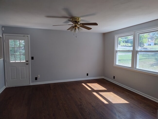Building Photo - 121 Robinhood Cir