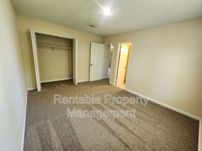 Building Photo - 927 Meadowlark Cir
