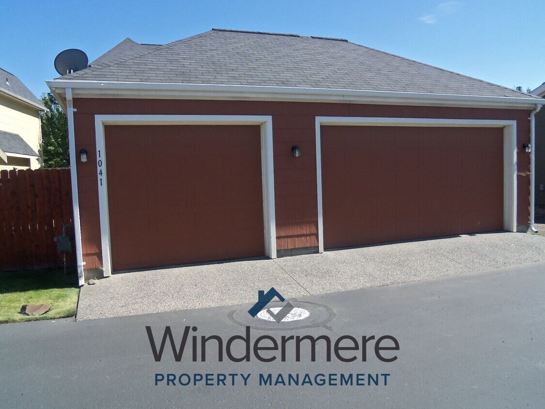 Building Photo - 1041 SE Creekside Dr