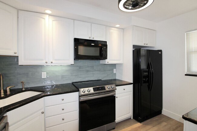 Building Photo - Bella Costa Annual Condo for Rent