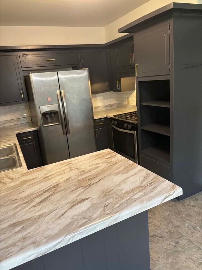Building Photo - 3 Bedroom 2 Full Bath Home with Fireplace,...