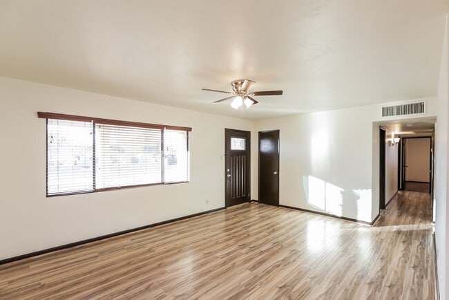 Building Photo - 814 E Cinnabar Ave