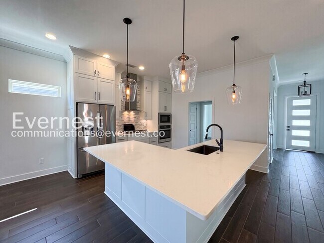 Foto del edificio - 3 Bed, 2 Bath Home with Fenced Yard & Garage / Available Now!