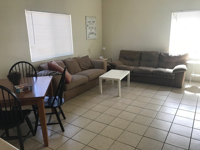 Large Living Room - 530 E Linden St