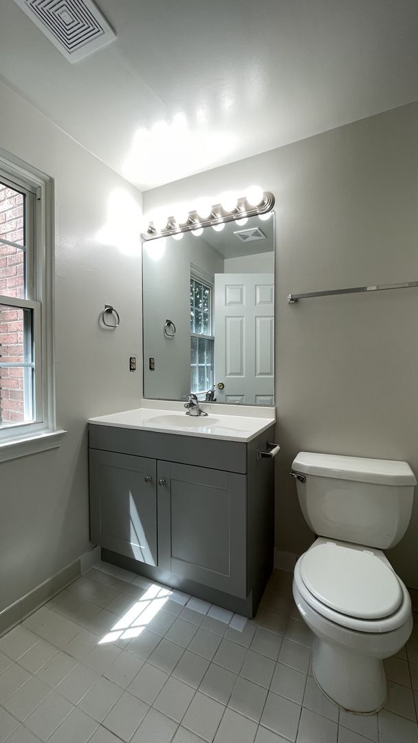 Building Photo - Lake Ridge Colonial