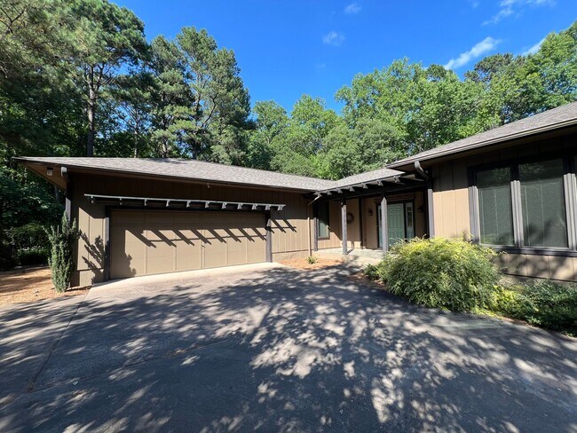 Foto del edificio - 3005 Hickory Tree Pl