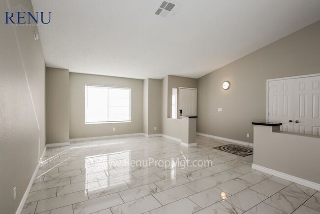 Building Photo - AVAILABLE NOW!! Upgraded 4 Bedroom!