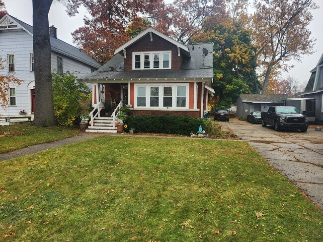 Building Photo - 1519 Lakeshore Dr