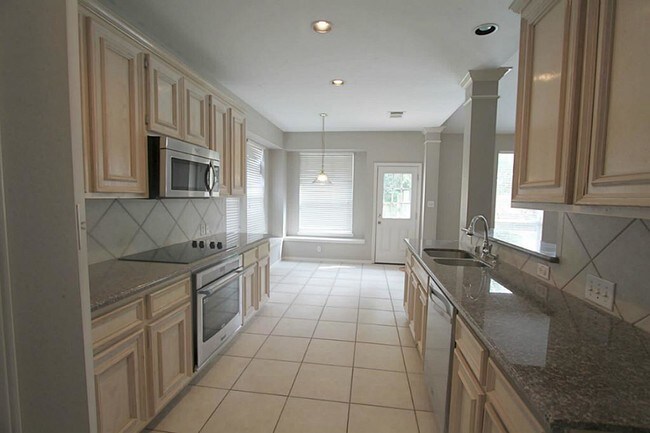 Building Photo - 21923 Maybrook Ct