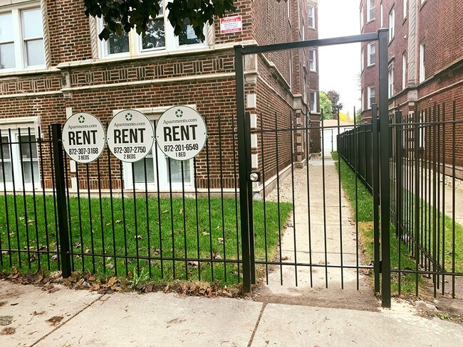 Foto del edificio - 6437 N Albany Ave