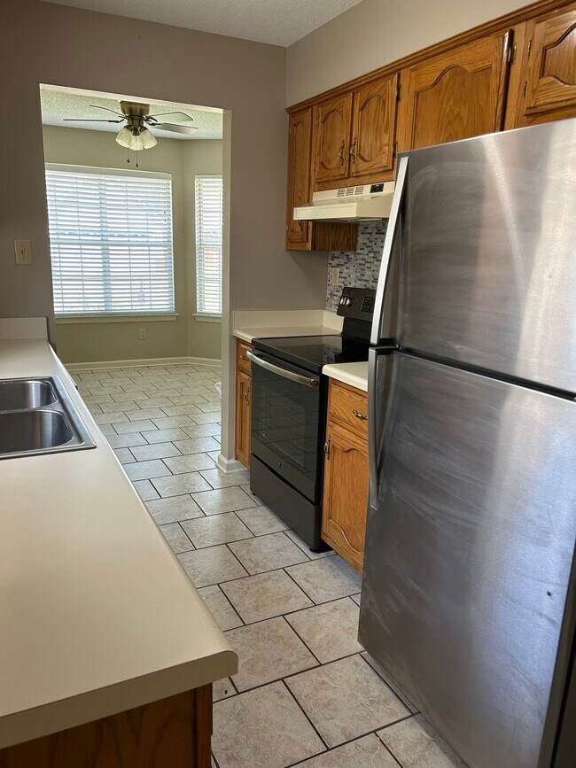 Building Photo - 8515 Highland Glen Cir N