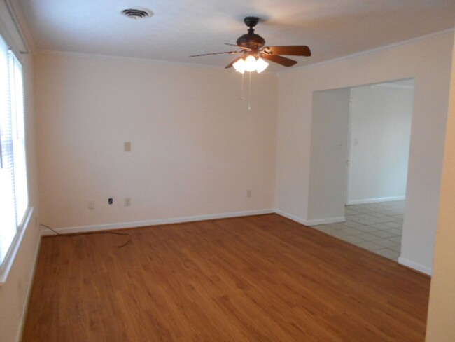 Building Photo - 2 bedroom townhome located one mile to the...