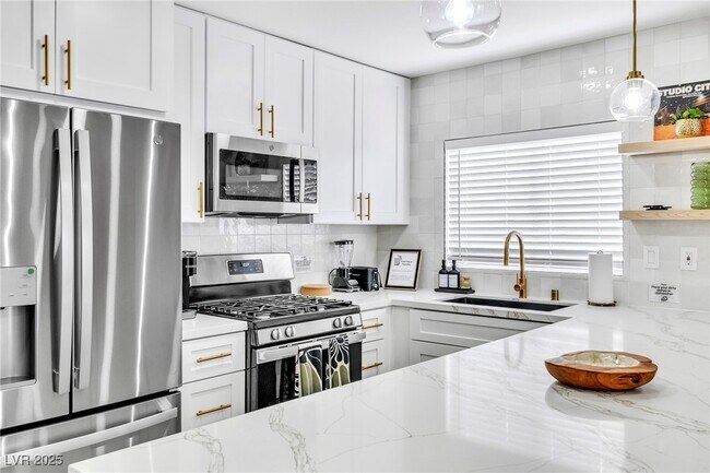 Building Photo - 425 Golden Valley Dr