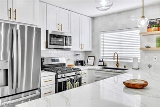 Building Photo - 425 Golden Valley Dr