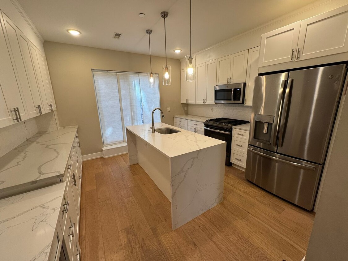 Bi-Level Newer Construction in the Heart o... - Bi-Level Newer Construction in the Heart o...