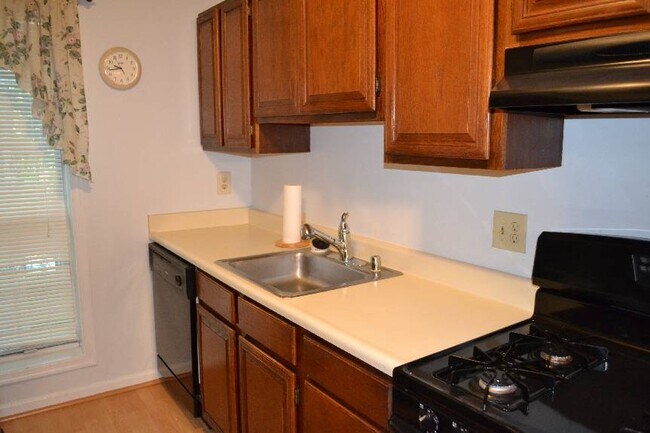 Building Photo - Spacious 1 Bedroom Condo In Lake Ridge