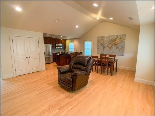 Building Photo - 15 Journeys End Ln