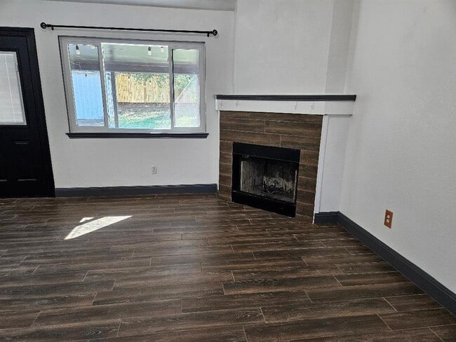 Building Photo - 214 Maple Ln