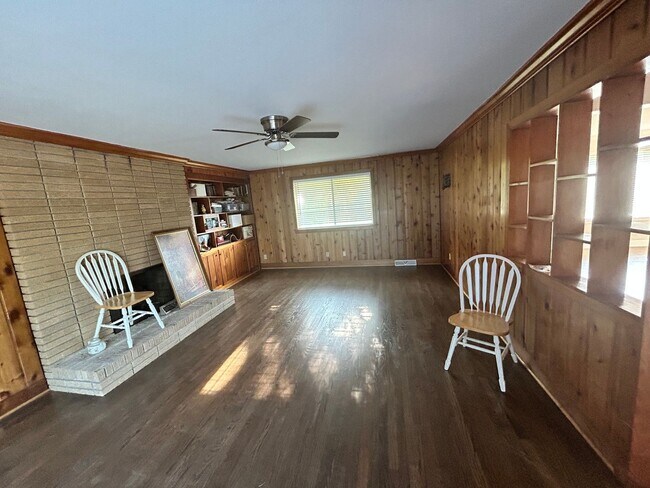 Building Photo - Three Bedroom Two Bath Home