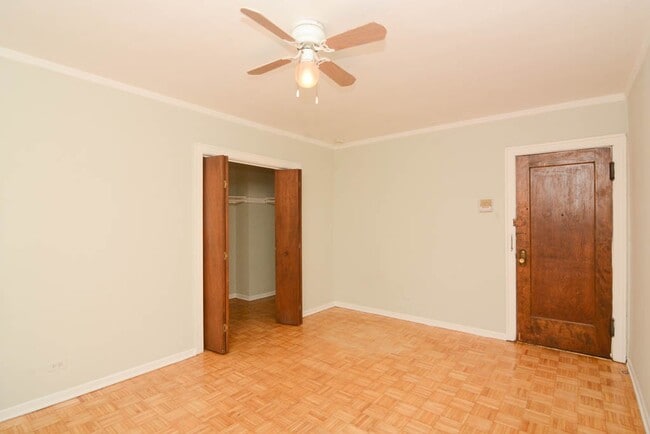 Building Photo - 742 W Belmont Ave