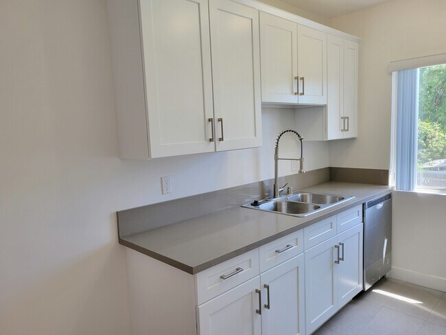 Foto del edificio - 5950 Whitsett Ave