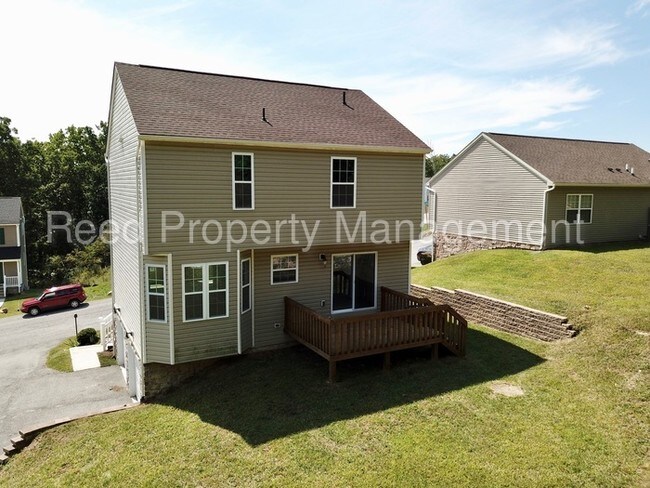 Building Photo - Spacious Three Bedroom Single Family Home
