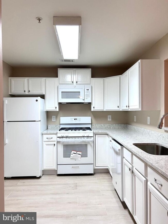 Building Photo - 1024 Gardenview Loop