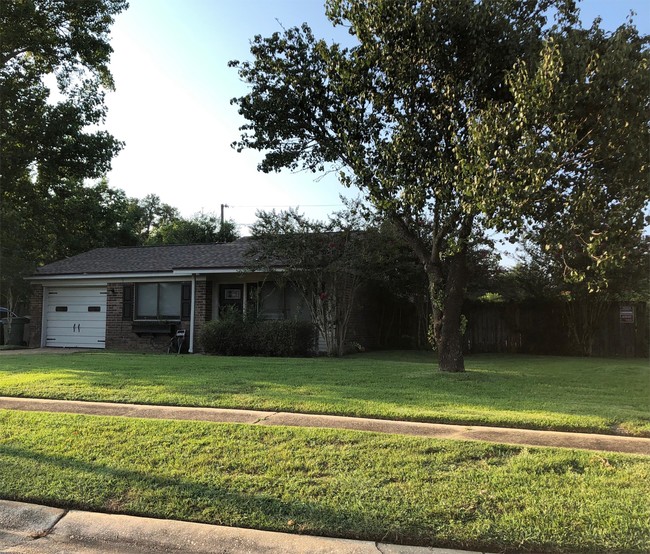 Building Photo - 7104 Glendora St