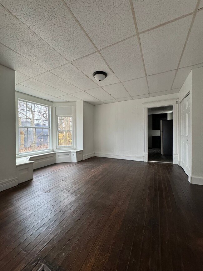 Foto del edificio - 2 bedroom 1 bath upstairs apartment all ut...