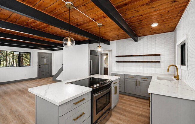 Foto del edificio - Pet Friendly Tahoe Island Home
