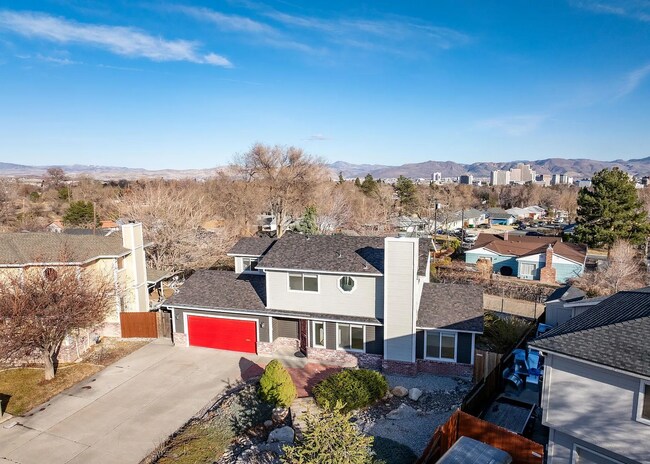 Building Photo - 3 Bed/2.5 Bath House w/ Yard Close to UNR