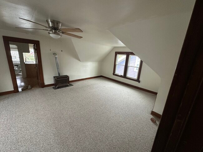 Dormitorio - 1304 W 102nd St