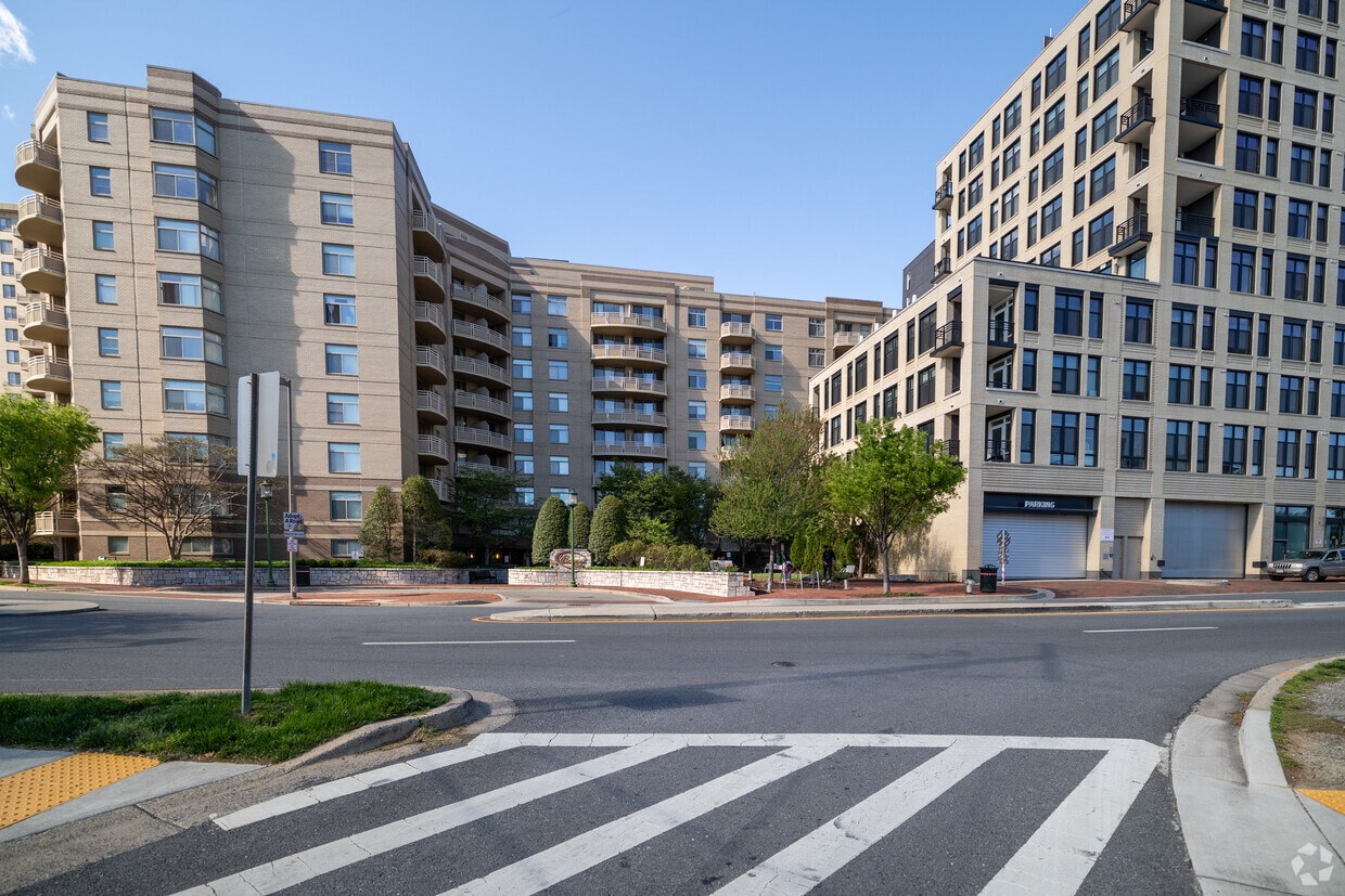 Crescent Plaza Condominium Apartments in Bethesda, MD