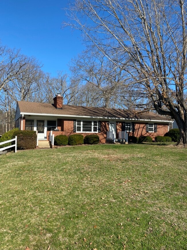 Building Photo - 242 White Pine Dr