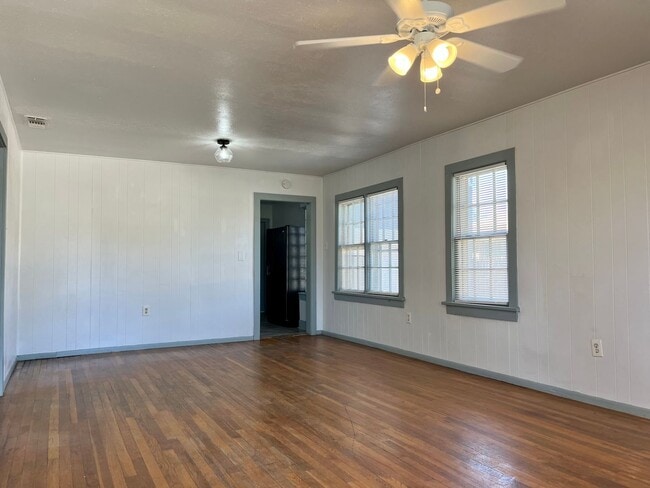 Building Photo - Cute 3 Bed, 3 Bath Pre-Leasing Fall 2024 w...