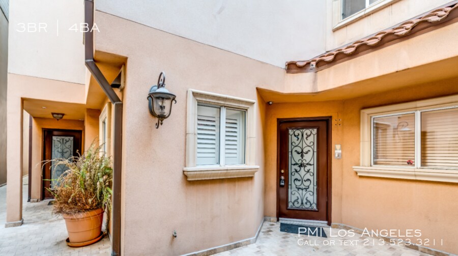 Foto principal - 3401 Barham Blvd