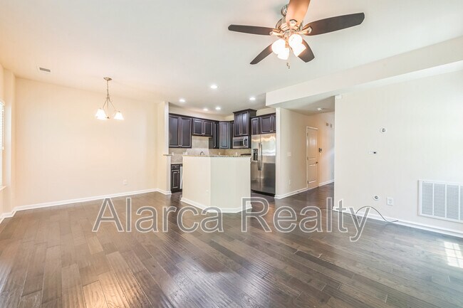 Foto del edificio - 2455 Silverthorn Dr
