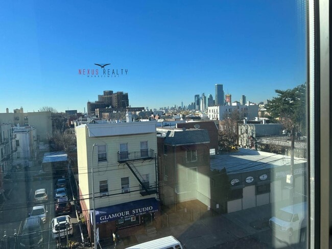 Foto del edificio - 45-11 Broadway