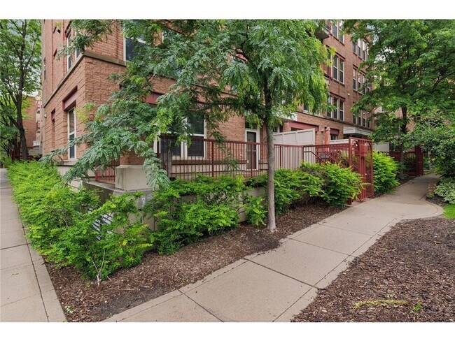Building Photo - 645 N 1st St