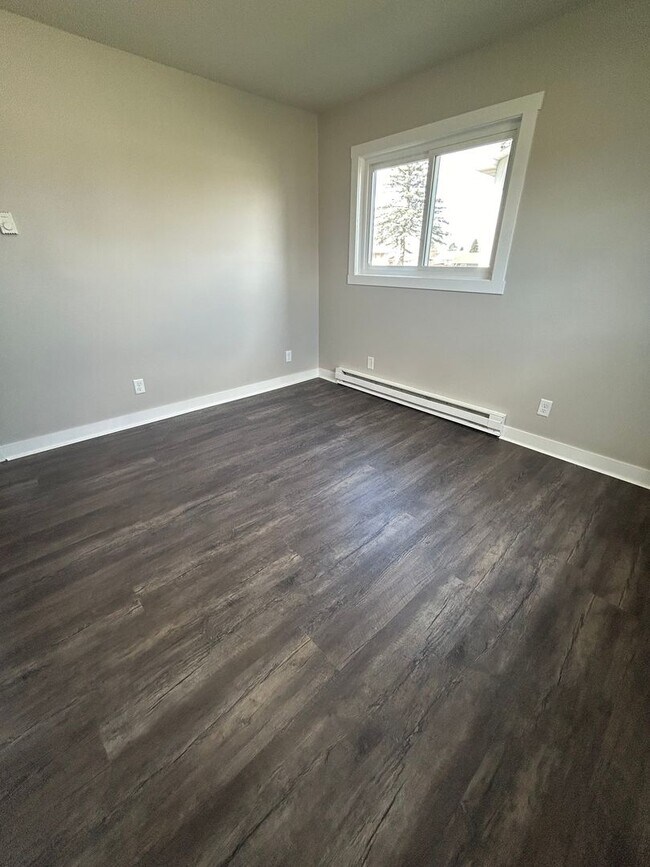 Building Photo - Recently Renovated 2 Bedroom Apartment