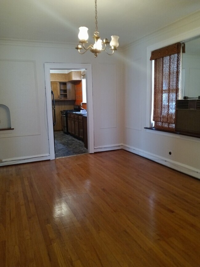 Building Photo - 1654 E 86th Pl