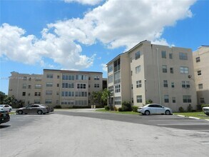 Building Photo - 2860 Somerset Dr