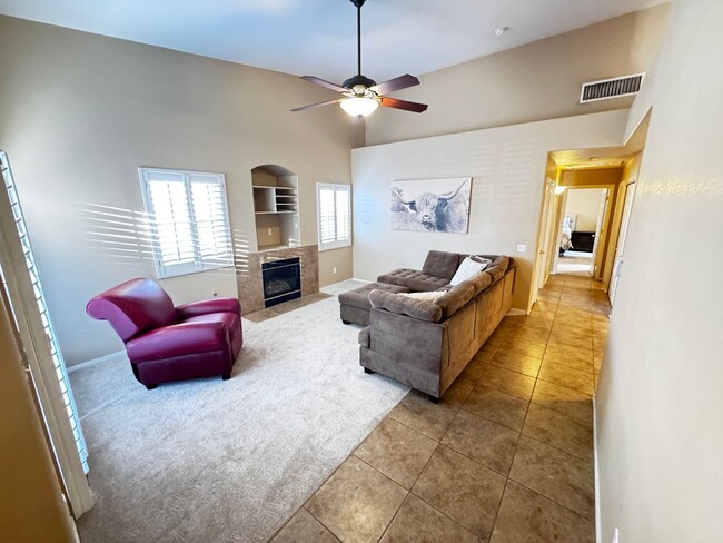 Building Photo - FURNISHED 2 Bed/2 Bath One Car Garage Upst...