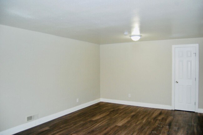 Foto del edificio - Updated 3Bedroom- In-Unit Laundry-$1,000 Move-In credit