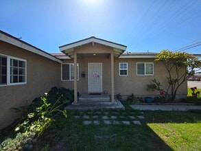Building Photo - 1442 W Valencia Dr