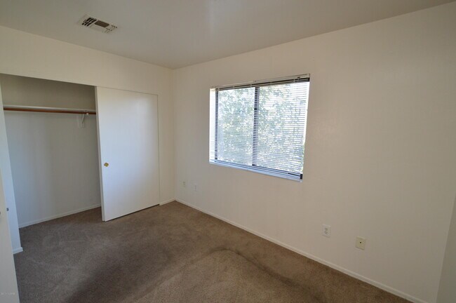 Foto del edificio - 4327 E Bellevue St