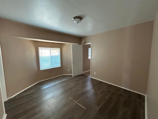 Building Photo - 2 bedroom, 1 bath Front unit of Duplex - *...