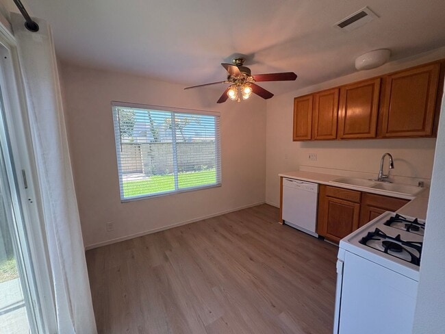 Building Photo - Charming, Single-Story & Move-In Ready